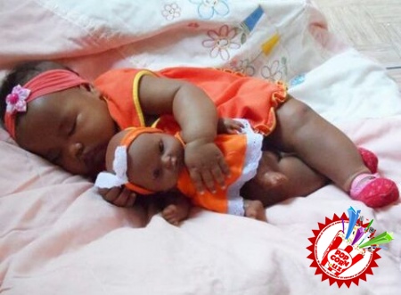  Севимли қўғирчоқларига шу қадар яқин ўхшаш болажонлар