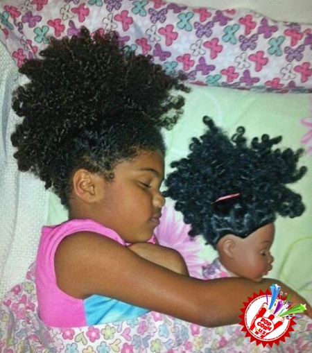  Севимли қўғирчоқларига шу қадар яқин ўхшаш болажонлар