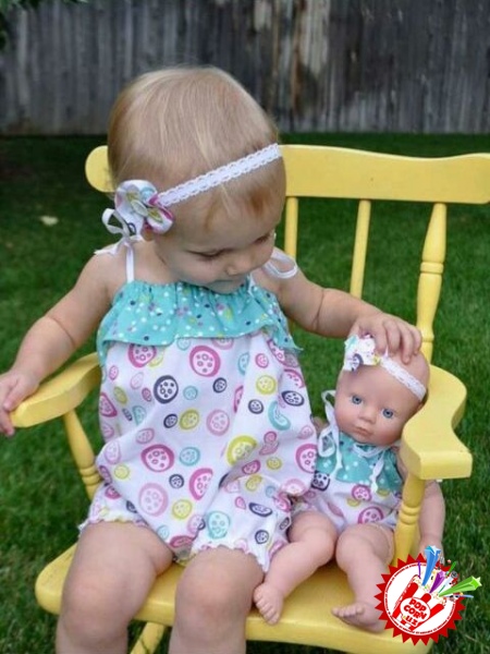  Севимли қўғирчоқларига шу қадар яқин ўхшаш болажонлар