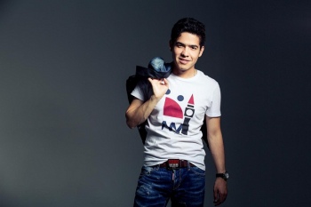 Жасур Ғоипов \"Кўзларинг\" қайта жонланган тарона премьераси