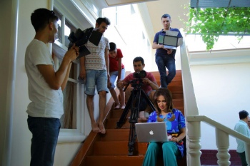 Сардор Раҳимхон Бодомгулига видеоклип суратга олди