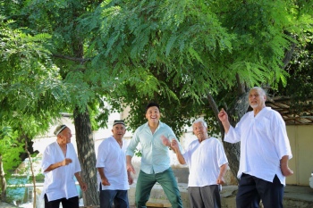 Сардор Раҳимхон Бодомгулига видеоклип суратга олди