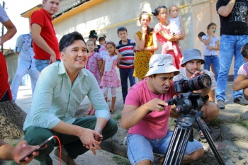 Сардор Раҳимхон Бодомгулига видеоклип суратга олди