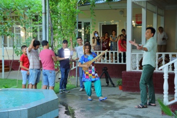 Сардор Раҳимхон Бодомгулига видеоклип суратга олди