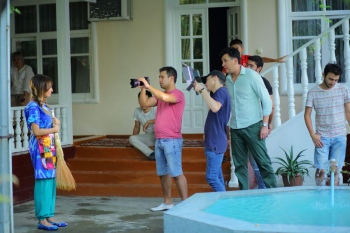 Сардор Раҳимхон Бодомгулига видеоклип суратга олди