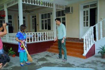 Сардор Раҳимхон Бодомгулига видеоклип суратга олди