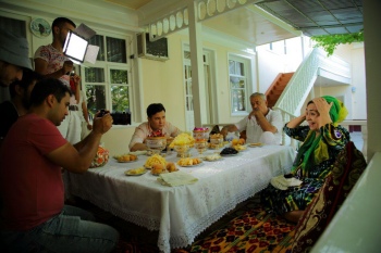 Сардор Раҳимхон Бодомгулига видеоклип суратга олди