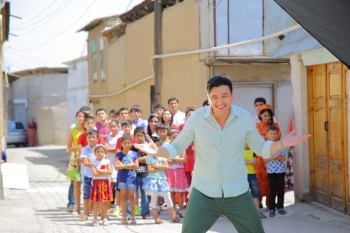 Сардор Раҳимхон Бодомгулига видеоклип суратга олди