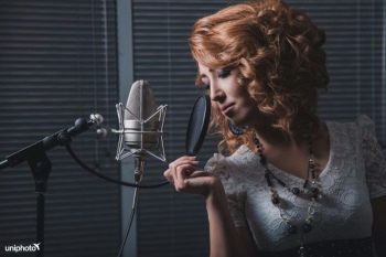 Ёш ва умидли хонанда Фарзона "Ҳаёт" премьера