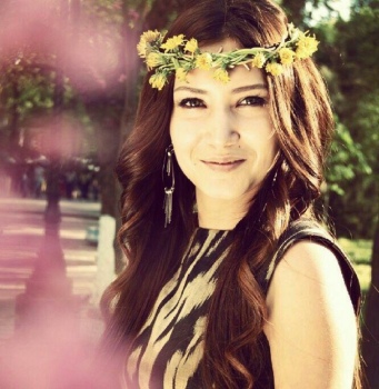 Иқтидорли актриса Юлдуз Ражабова Кумуш ролини ижро этмоқда