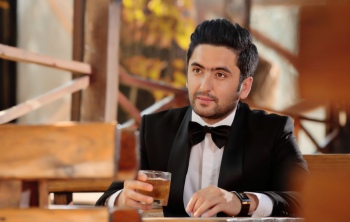 Шаҳруз муҳлислари учун туҳфа тайёрламоқда