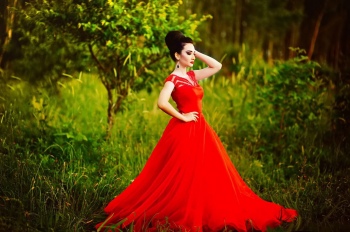 Зарина Низомутдинова нималар билан банд?