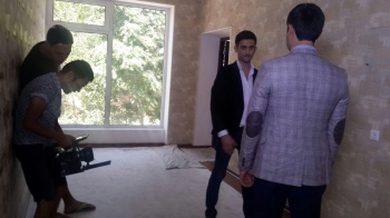 Ҳусан кимни кутмоқда