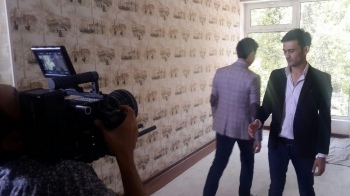 Ҳусан кимни кутмоқда