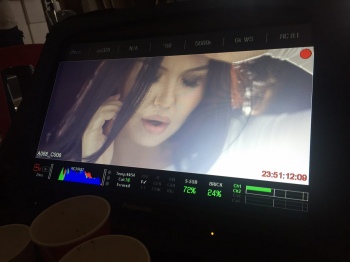 Азиза Низамова мухлислари учун кутилмаган туҳфа тайёрламоқда