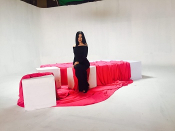 Азиза Низамова мухлислари учун кутилмаган туҳфа тайёрламоқда