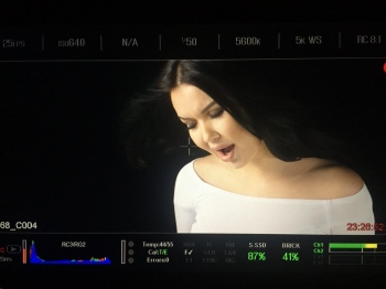 Азиза Низамова мухлислари учун кутилмаган туҳфа тайёрламоқда