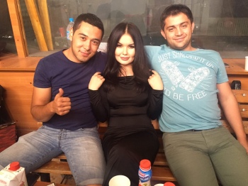 Азиза Низамова мухлислари учун кутилмаган туҳфа тайёрламоқда