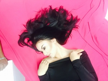 Азиза Низамова мухлислари учун кутилмаган туҳфа тайёрламоқда