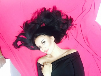 Азиза Низамова мухлислари учун кутилмаган туҳфа тайёрламоқда