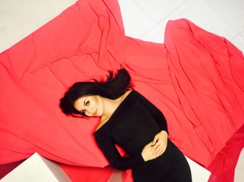 Азиза Низамова мухлислари учун кутилмаган туҳфа тайёрламоқда