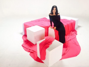 Азиза Низамова мухлислари учун кутилмаган туҳфа тайёрламоқда