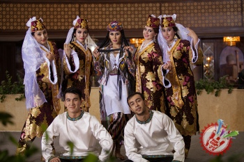 Канизадан кутилмаган образдаги фотосессия