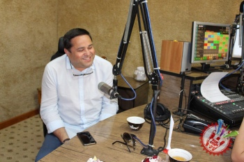 \"Алимовалар ток шоуси”да Рашид Ҳолиқов билан очиқ ойдин суҳбат