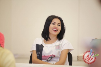 Муниса Ризаева хонандаликдан воз  кечди! Энди у ўқитувчи?!