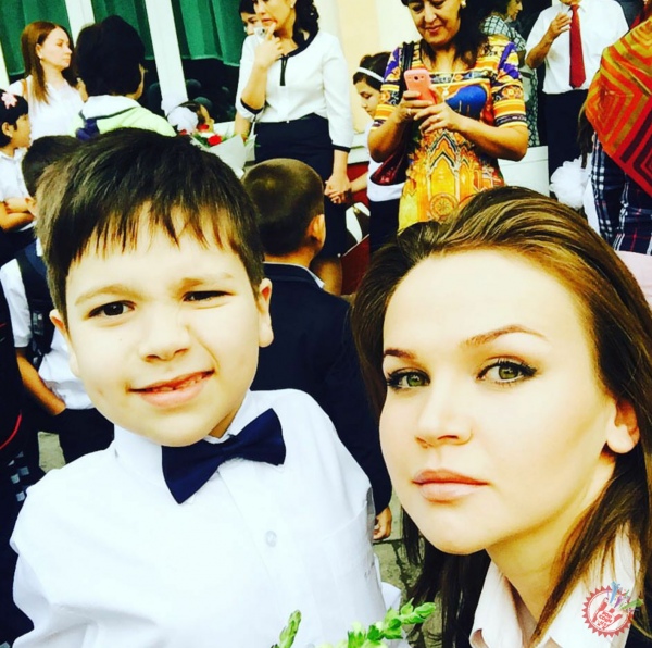 Фарзандини мактабга кузатган машҳурлар