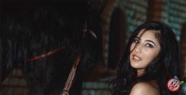 Ижодини араб оҳанглари билан бошлаган Аиша