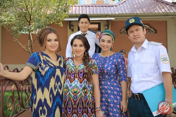 Дилсўз ва унинг опаси Гулсанам, Фаррухнинг адабини беришди, бироқ...