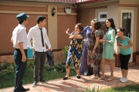 Дилсўз ва унинг опаси Гулсанам, Фаррухнинг адабини беришди, бироқ...