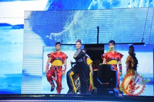 Муниса Ризаеванинг мегашоусига старт берилди (Фоторепортаж)