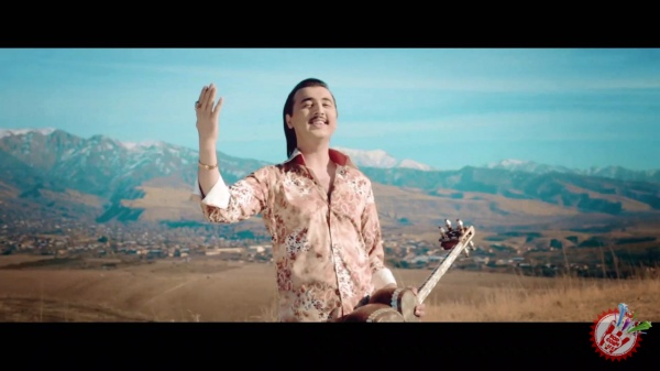 Шоҳжахон Жўраевдан янги видеоклип \"Чекка бир қишлоқ\"
