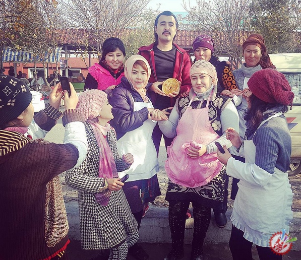 Шоҳжаҳонни кулчалар билан сийлашди