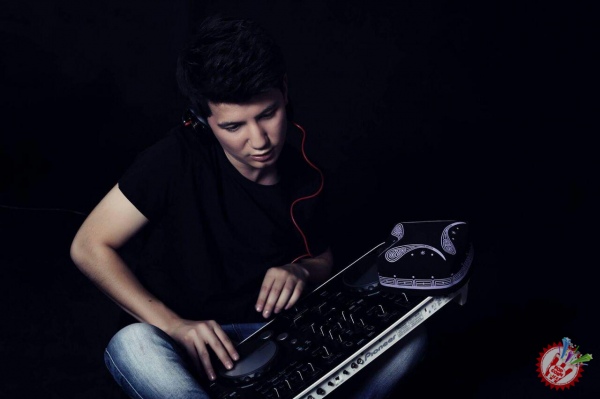 Дўппи кийган Dj