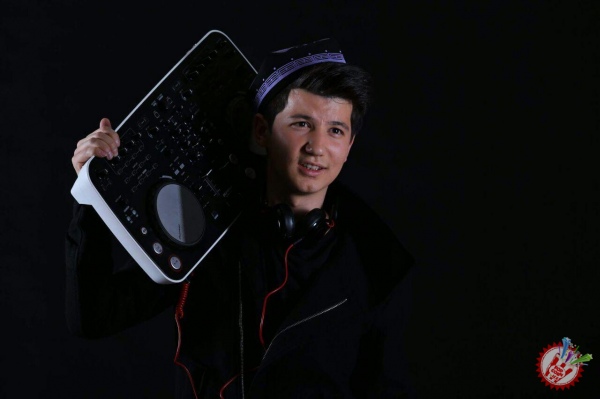 Дўппи кийган Dj