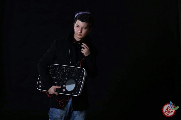 Дўппи кийган Dj