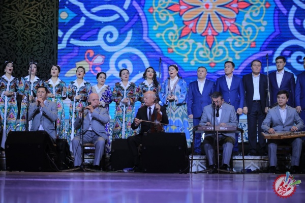 Таниқли шоир ва ёзувчилар, санъаткорлар ҳамда мақом ансамбли иштирокида “Назм ва наво” кечаси  бўлиб ўтди