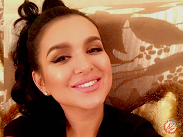 Нилуфар Усмонова мухлислари билан видео суҳбат уюштирмоқда