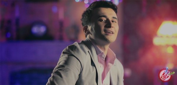 Улуғбек Раҳматуллаевнинг “Қирмизи олма” қўшиғи энди рус тилида