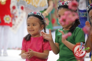 Ирода Дилроз бошчилигидаги “Кўзмунчоқ” болалар гуруҳи билан “Сумалак” байрам дастури бўлиб ўтди