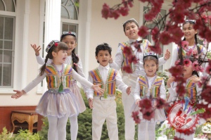 Ирода Дилроз бошчилигидаги “Кўзмунчоқ” болалар гуруҳи билан “Сумалак” байрам дастури бўлиб ўтди