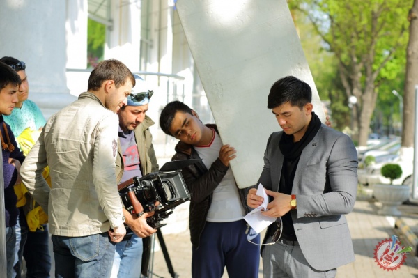 Сардор Раҳимхон 10 йилдан буён унга мухлислик қилаётган қиз учун қўшиқ куйлади