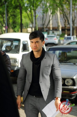 Сардор Раҳимхон 10 йилдан буён унга мухлислик қилаётган қиз учун қўшиқ куйлади