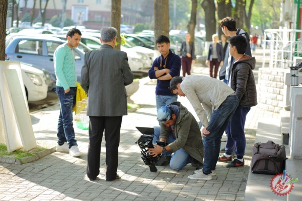 Сардор Раҳимхон 10 йилдан буён унга мухлислик қилаётган қиз учун қўшиқ куйлади