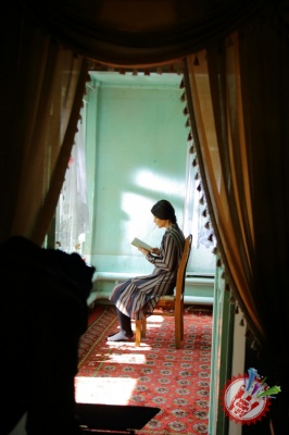 Сардор Раҳимхон 10 йилдан буён унга мухлислик қилаётган қиз учун қўшиқ куйлади