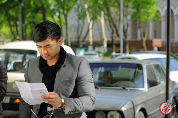 Сардор Раҳимхон 10 йилдан буён унга мухлислик қилаётган қиз учун қўшиқ куйлади