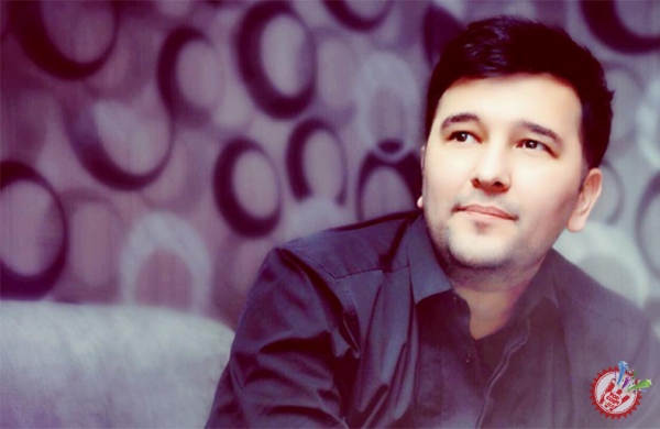 Сардор Раҳимхон 10 йилдан буён унга мухлислик қилаётган қиз учун қўшиқ куйлади